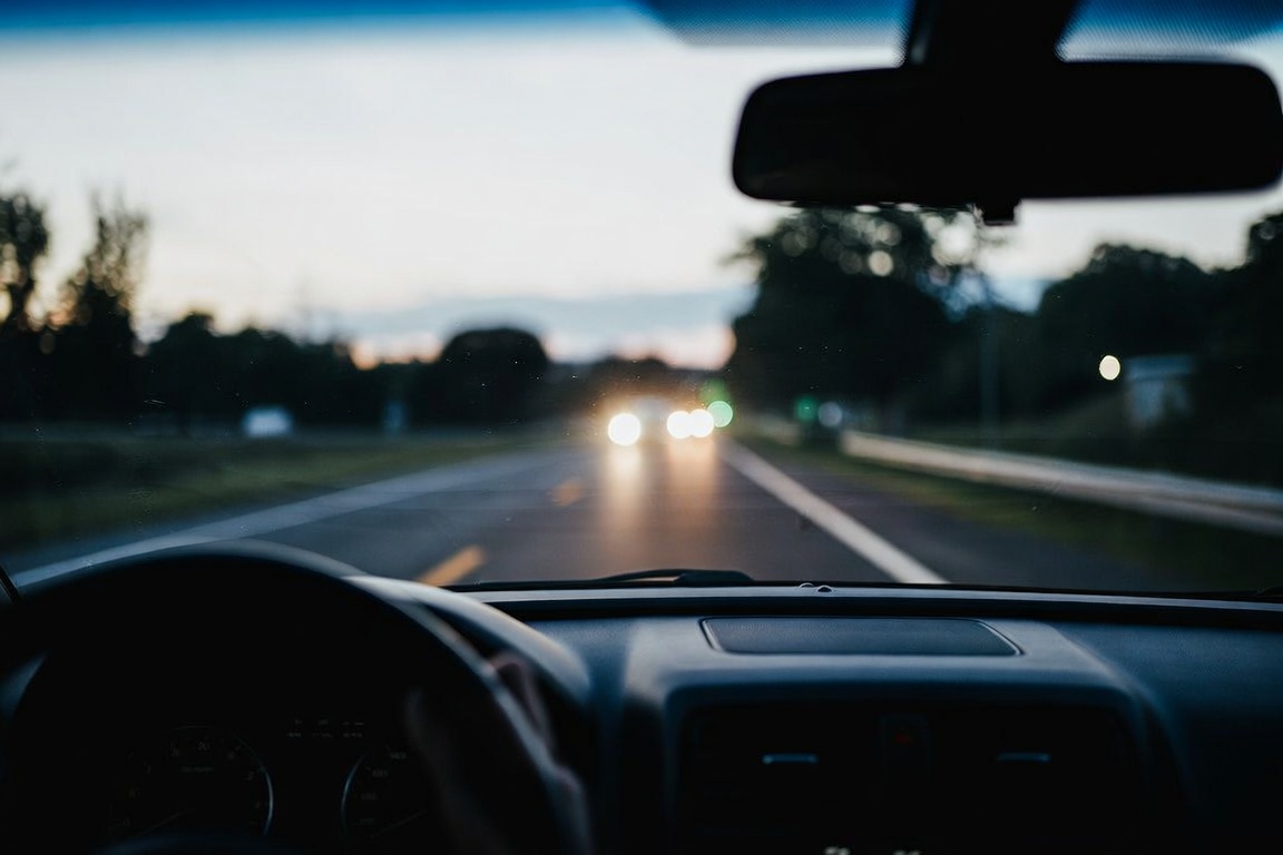 Kodėl vairuojant tamsiuoju paros metu priešpriešiniai automobiliai akina?